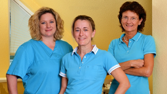 Praxisteamfoto mit Namen 10-23-2neu.jpg